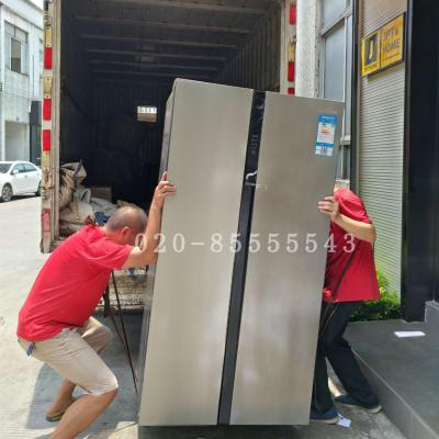 搬家?guī)煾嫡诎徇\冰箱上樓